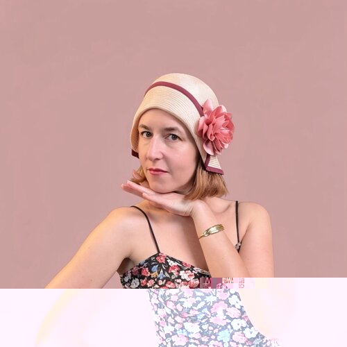 Marianne portant son chapeau cloche art déco Be Hat Atelier
